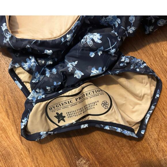 NWT A Pea in the Pod Ruffled Maternity One
Piece Floral Swimsuit Blue Size XS - Picture 5 of 6